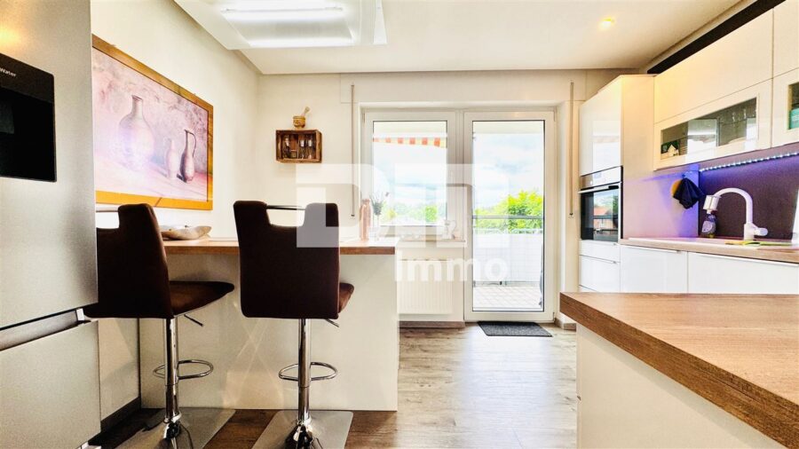 Hochwertig sanierte, ebenerdige Dreizimmerwohnung im EG mit Loggia + PKW-Stellplatz - Küche / Hochwertige EBK / Zugang Balkon